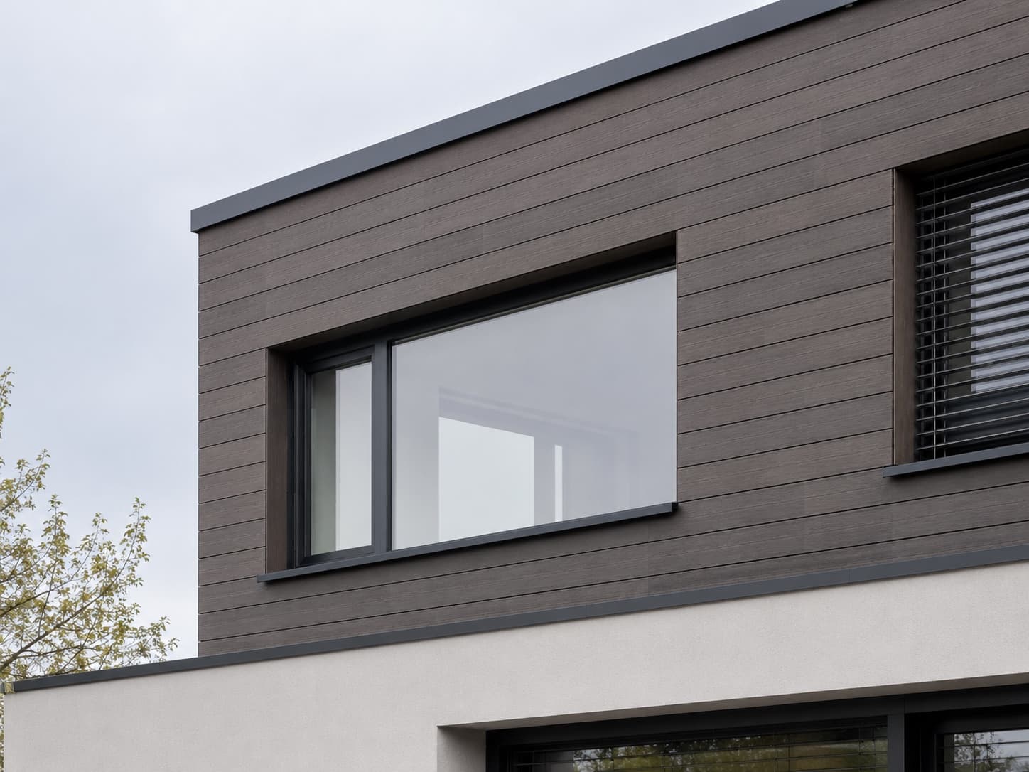 Graubraune Verbundverkleidung in horizontaler Verlegung an einer Fassade