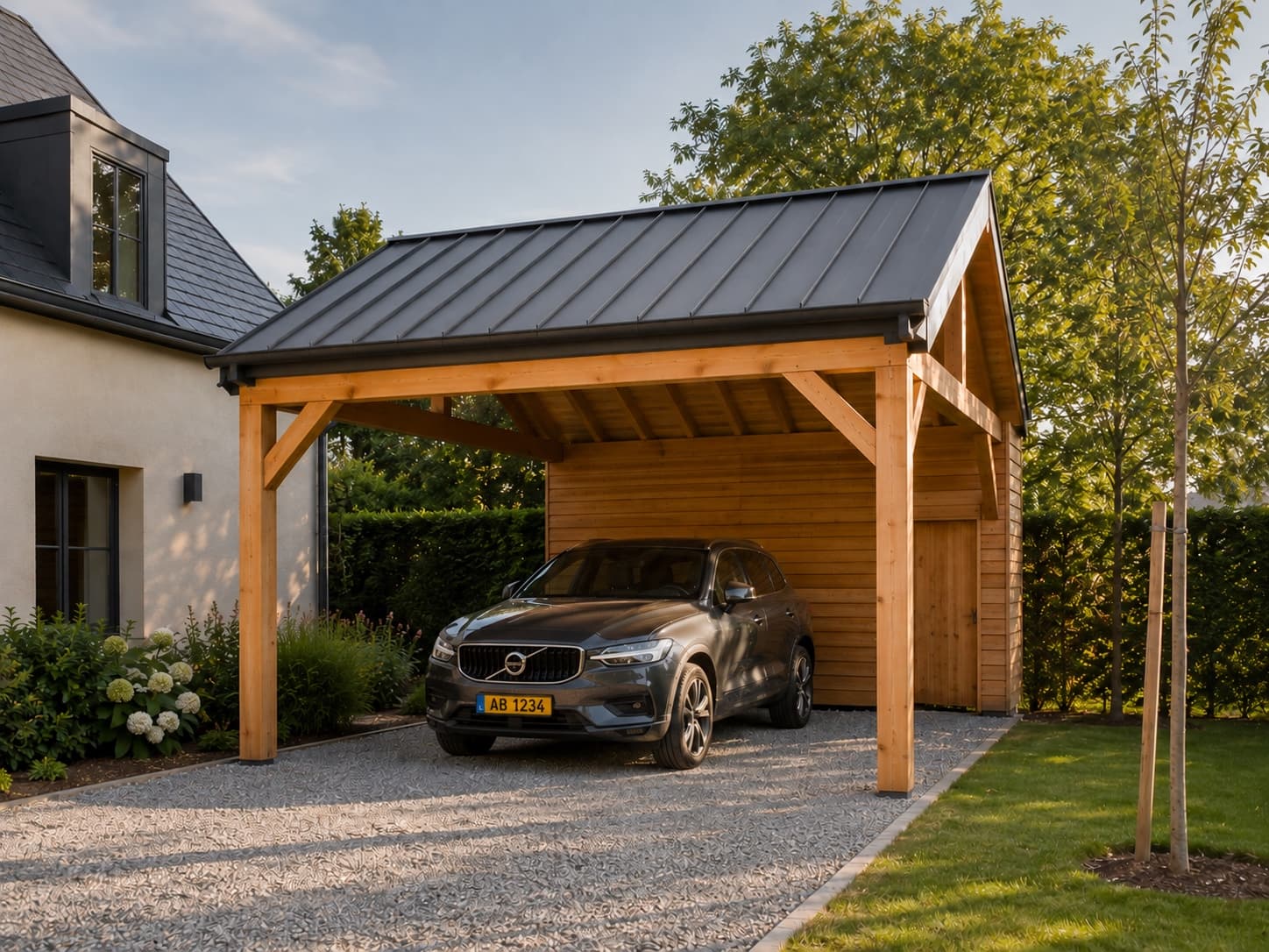 Holzcarport mit Metalldach auf einer privaten Einfahrt