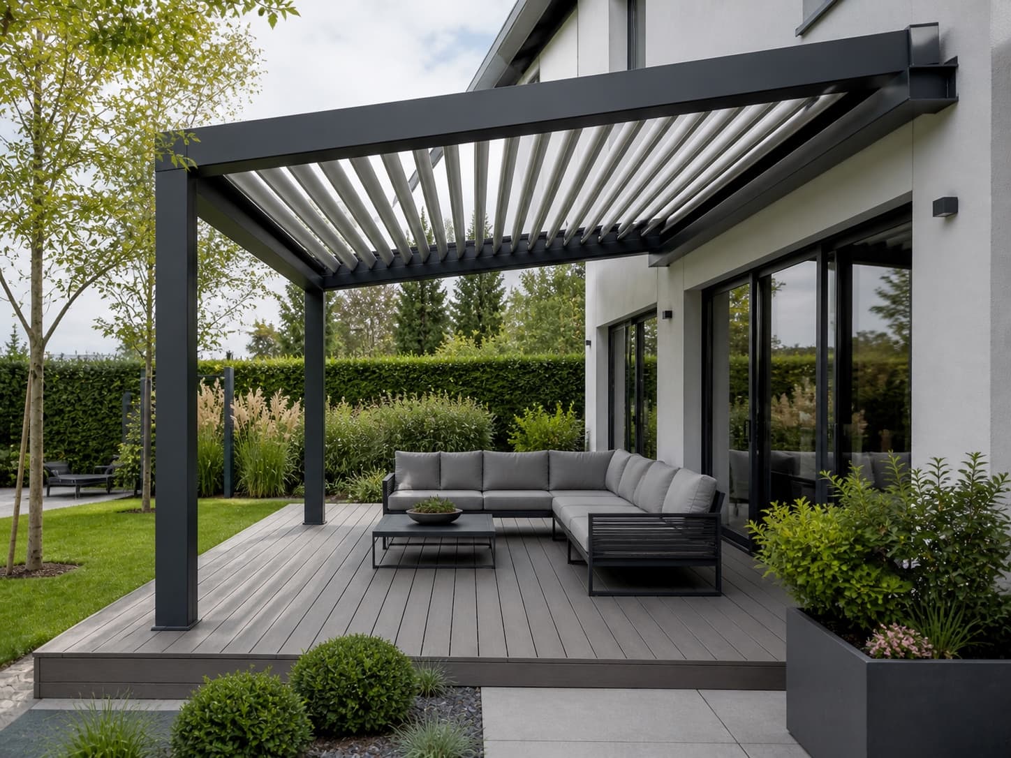 Bioklimatische Aluminiumpergola mit verstellbaren Lamellen