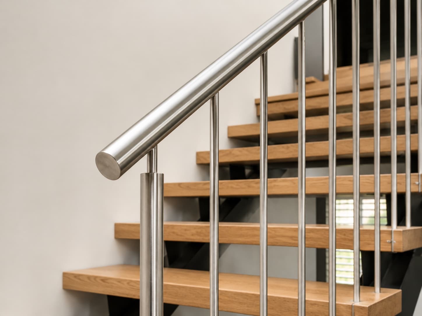 Stainless steel guardrail with slim vertical balusters